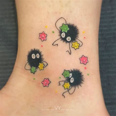 Zeichnung von Totoro, den Rußmännchen und den beiden Schwestern Satsuki und Mei