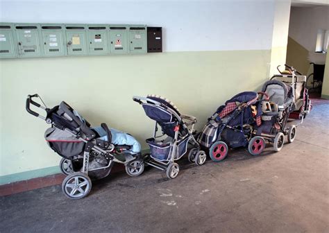 Kinderwagen von Mini im Einsatz am Rhein