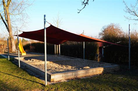 Außenbereich mit Sonnenschutz, Sandkasten und viel Platz zum Toben.