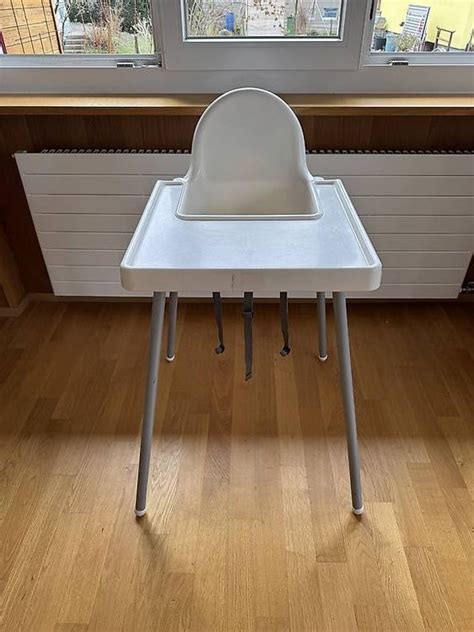 Schema des IKEA Antilop Hochstuhls mit seinen Basiselementen: Sitzschale und Beine