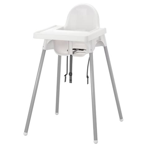 Mehrere IKEA Antilop Hochstühle sind platzsparend übereinander gestapelt.
