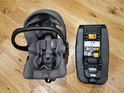 Bild, das die Joie i-Snug 2 auf einem Kinderwagen zeigt