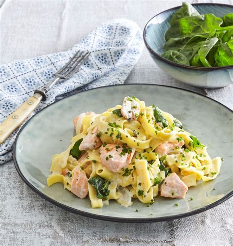 Collage aus den drei genannten Gerichten: Babybrei mit Lachs und Spinat, Familien-Pasta mit Lachs und Spinat, vegetarische Pasta mit Spinat und Kichererbsen