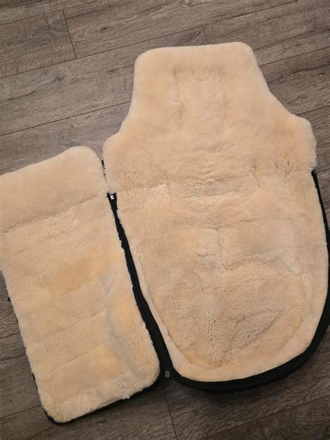 Detailansicht eines Lammfellsacks und eines Fußsacks von Naturkind