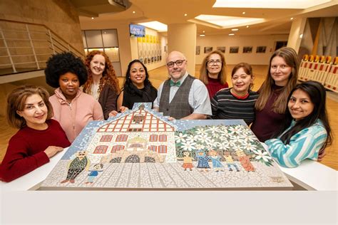 Foto einer Gruppe von Frauen verschiedener Nationalitäten, die sich unterhalten