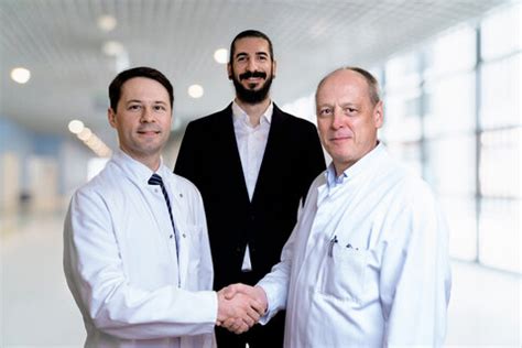 Prof. Dr. med. Pawel Mach, Krankenhausdirektor Manuel Bäuerle und Ärztlicher Direktor Priv.-Doz. Dr. Dr. med. Dr. med. Daniel Delbeck