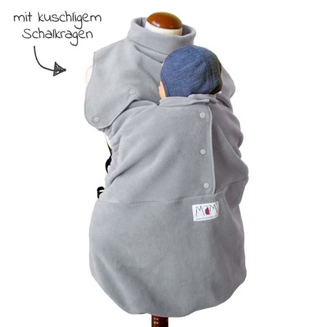 Illustration, die das MaM® Tragecover Cold Weather Insert im Einsatz zeigt, mit Fokus auf den Schalkragen und das Cover.