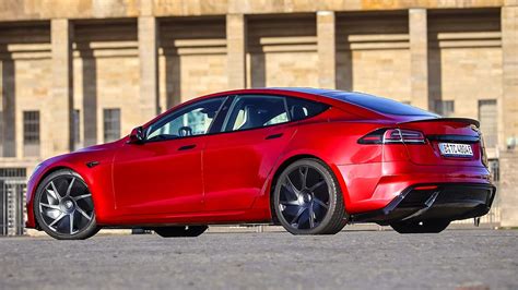 Tesla Model S im Profil