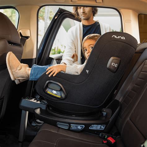 Illustration der Installation der Nuna BASE next mit ISOFIX-Konnektoren und der Stützfuß