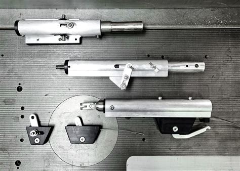 Detailansicht des Verriegelungsmechanismus und des Dämpfers am Wandwickeltisch