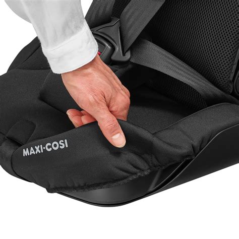 Schnittzeichnung, die zeigt, wie der 5-Punkt-Gurt durch den Maxi-Cosi Fußsack für Babyschalen geführt wird