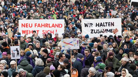 Collage aus Fotos von Demonstrationen und Aktionen für reproduktive Rechte.