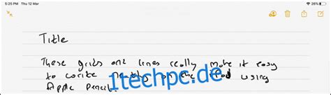 Foto eines offenen Babybuchs mit Platz für Fotos, handschriftliche Notizen und kreative Elemente