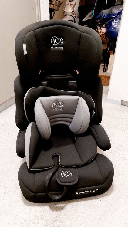 Kindersitz Kinderkraft Comfort UP in zerlegtem Zustand, um die Sitzerhöhung zu zeigen