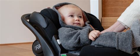 Nahaufnahme des rippenförmigen Rahmens der Babyschale, der die Stoßabsorption verdeutlicht