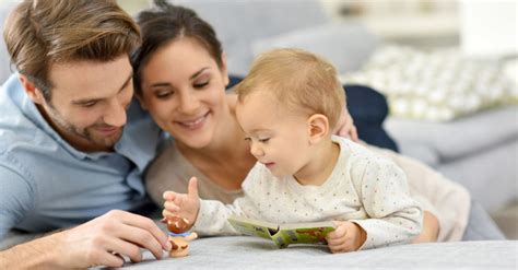 Baby, das mit seinen Eltern interagiert und lächelt
