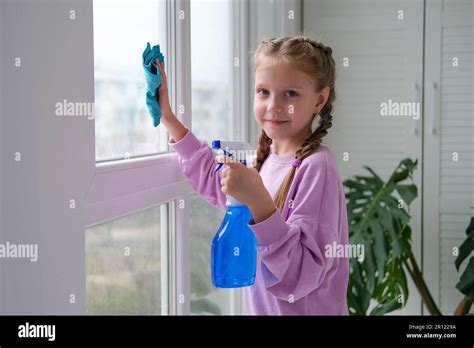Bild: Ein zweijähriges Kind wischt verschüttetes Wasser mit einem Tuch auf