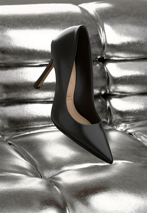 Nahaufnahme von eleganten, glänzenden Pumps