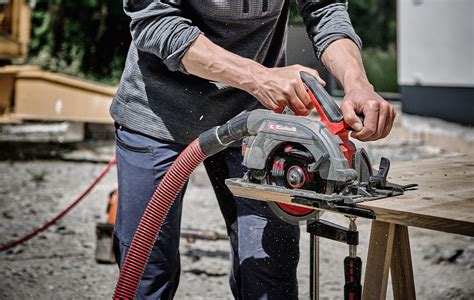 Detailansicht des Zuschnitts der Bett-Bauteile mit einer Handkreissäge