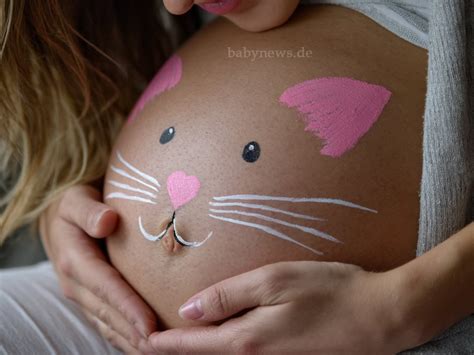 Künstlerisch bemalter Babybauch mit Blumenmotiv