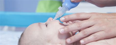Ein Baby mit sauberer Nase, das erleichtert atmet