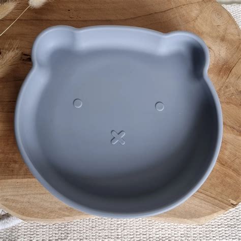 Silikonteller mit integrierter Matte, der am Tisch haftet
