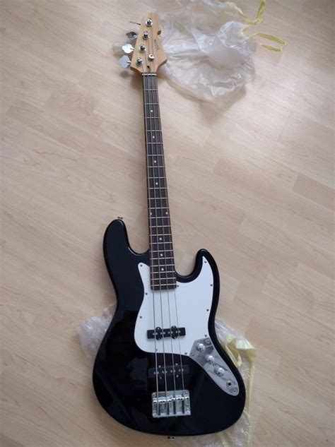 E-Bass-Gitarre mit Verstärker