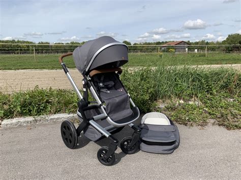 Eine Familie mit einem Joolz Day 3 Kinderwagen in einer städtischen Umgebung
