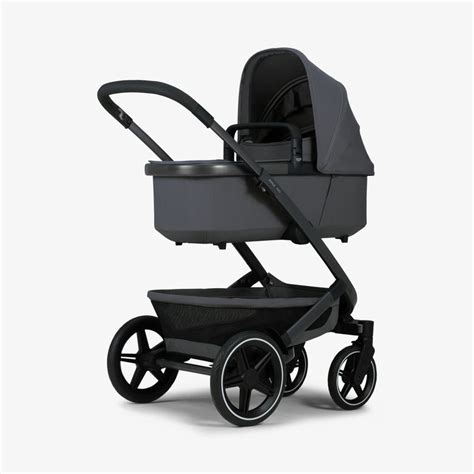 Detailaufnahme des Joolz Day 3 Kinderwagens mit Fokus auf die Gurtverstellung