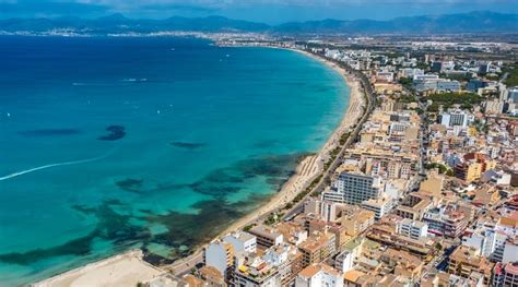 Luftaufnahme der Bucht von Palma mit der Stadt Palma und ihrem Hafen