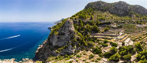 Wanderweg in der Serra de Tramuntana mit Blick auf das Meer und felsige Küstenabschnitte
