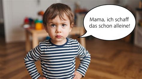 Symbolbild: Ein Kind, das neugierig auf eine Steckdose zeigt, mit einem Warnsymbol im Hintergrund.