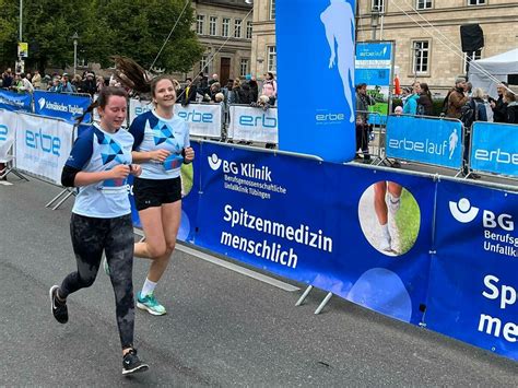 Läuferinnen und Läufer beim Start des Schülerlaufs beim Citylauf Ansbach im Jahr 2022