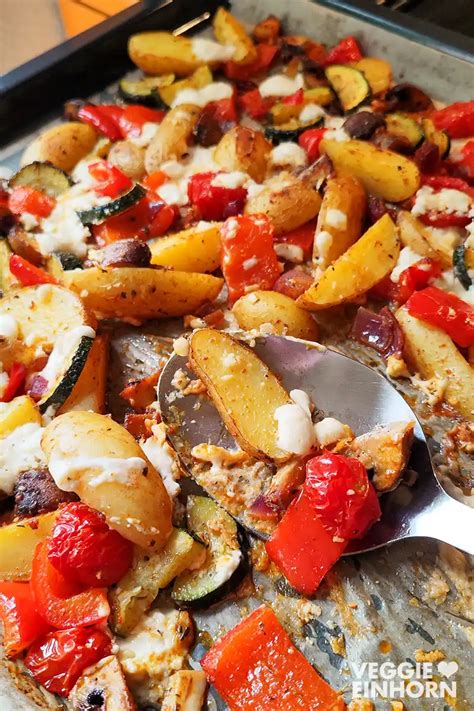 Nahaufnahme von knusprigem Ofengemüse mit geschmolzenem Feta