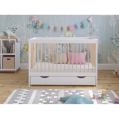 Ein umbaubares Babybett, das sich später in ein Kleinkindbett verwandeln lässt