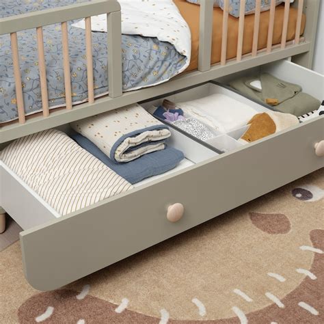 Nahaufnahme einer Schublade unter einem Babybett