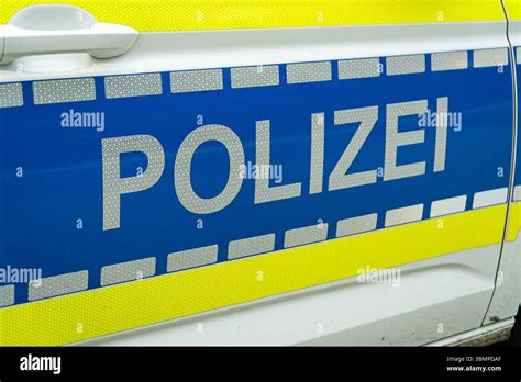 Nahaufnahme der reflektierenden Streifen am Night Blue Windschutz, die die Sichtbarkeit bei schlechten Lichtverhältnissen hervorheben.
