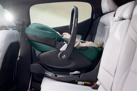 Schema zur Befestigung der Maxi-Cosi Babywanne im Auto mit der 3wayFix Basisstation