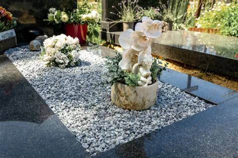 ein detailreiches Foto eines Sternenkinder-Grabfeldes mit kleinen Grabsteinen, Blumen und Kerzen
