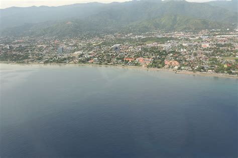 Luftbild der Bucht von Dili mit der Stadt und dem Regierungspalast