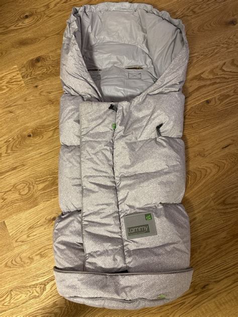 Nahaufnahme des Innenfutters eines Odenwälder Fußsacks, z.B. Lammfell oder Teddyplüsch