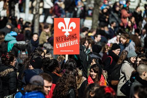 Menschenmenge vor Klinik mit Schildern und Blumen als Zeichen der Dankbarkeit für die Hebammen