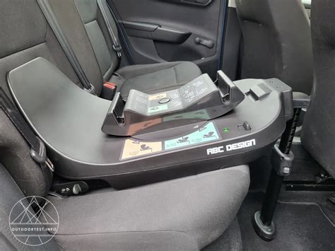 Illustration der ABC Design Isofix Base Root, die im Auto installiert ist.