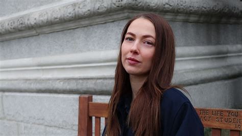 Leonie mit Verband auf dem Auge nach einer Augen-OP während ihrer Schwangerschaft