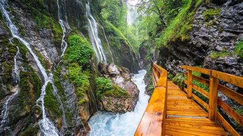Eindrucksvolle Felsschlucht der Wimbachklamm mit tosendem Wasser