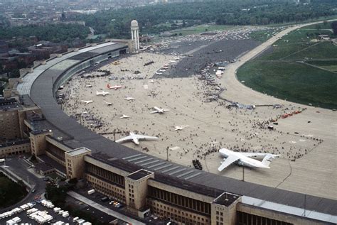 Luftaufnahme des Flughafengebäudes Tempelhof mit dem charakteristischen elliptischen Flugfeld