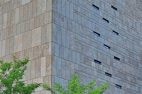 Detailansicht der Fassade des Flughafengebäudes mit Muschelkalkplatten