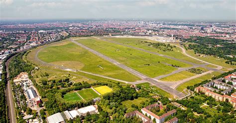 Blick über das Tempelhofer Feld mit dem historischen Flughafengebäude im Hintergrund