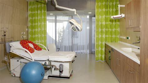 Ein hell und freundlich eingerichtetes Entbindungszimmer mit speziellem Entbindungsbett