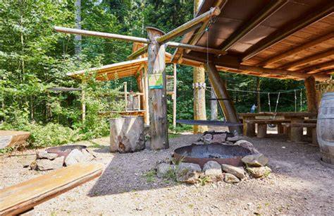 Ein Waldspielplatz mit Grillstelle im Hohrainwald